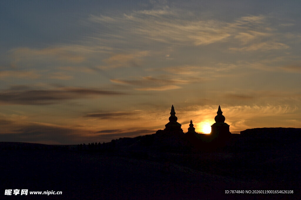 夕阳下的建筑剪影