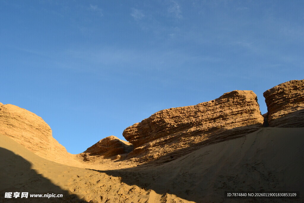 沙漠中的奇特岩石景观