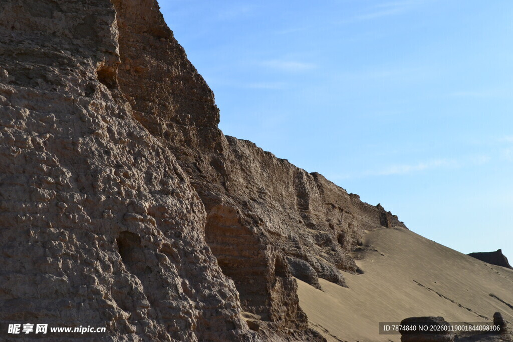 陡峭壮观的沙漠岩壁