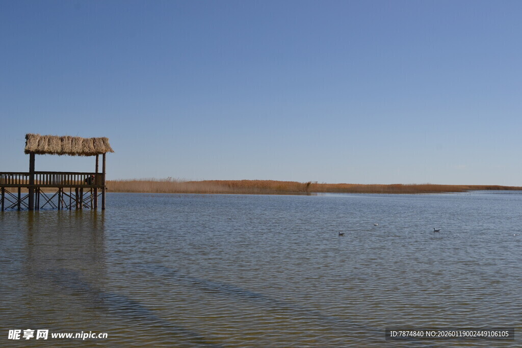 湖畔木质观景台 宁静风光