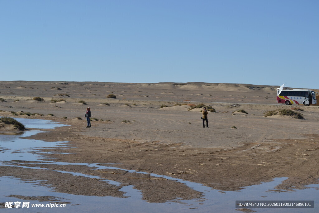 沙漠中的车辆与行人景象