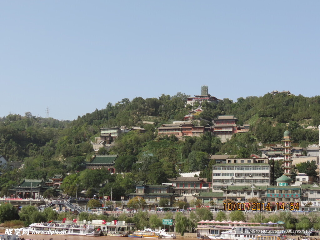 山上古建筑群与山下景象