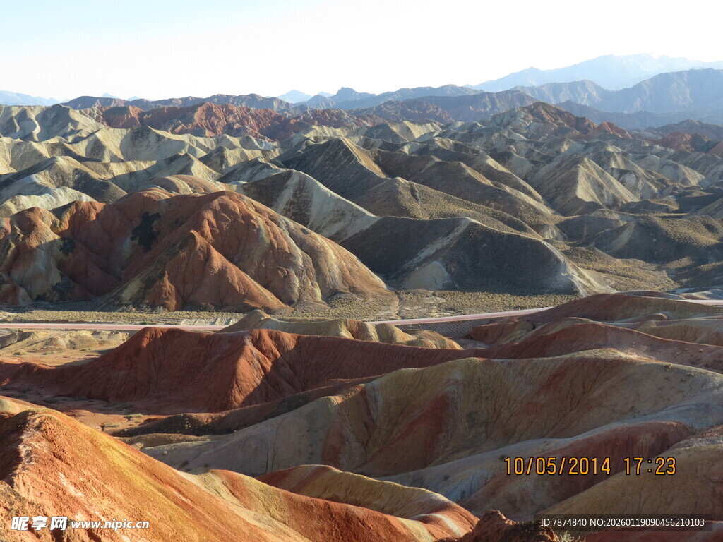 七彩斑斓的壮丽丹霞地貌