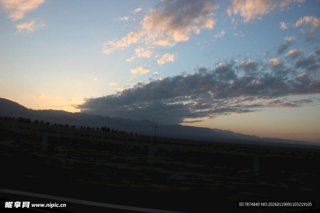 黄昏时分的天空与远山
