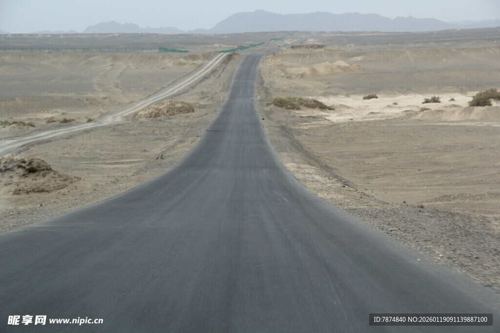 荒漠中的延伸公路