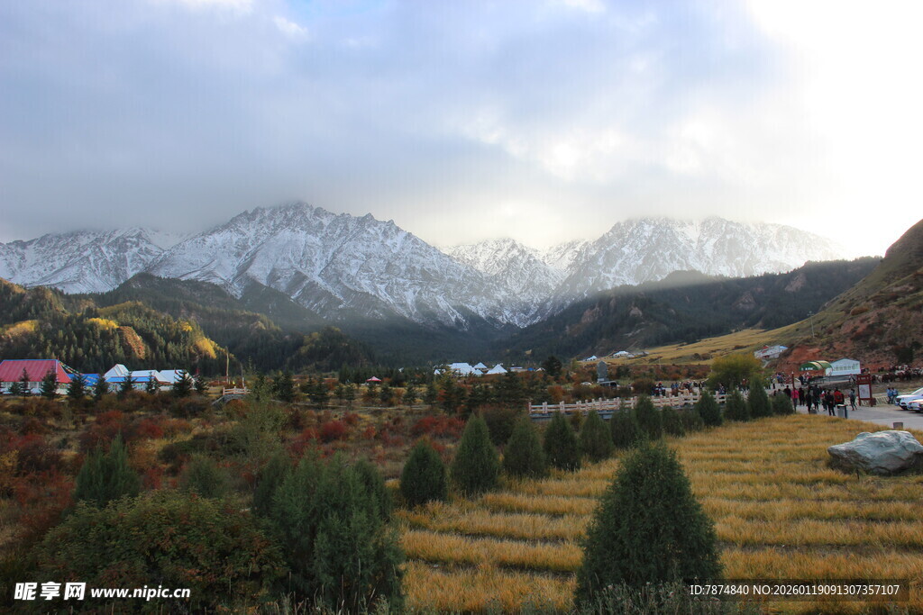 雪山下的多彩田园风光