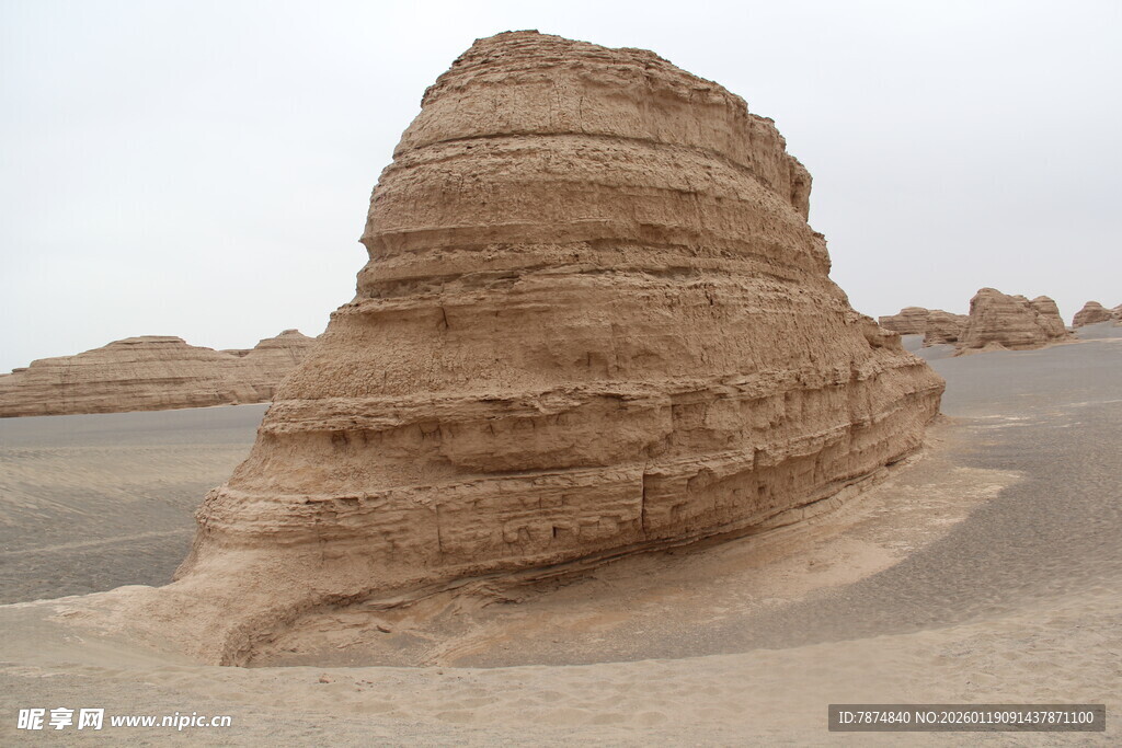沙漠中的独特风蚀岩石