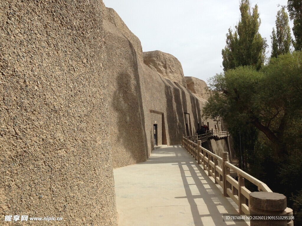 古老石墙旁的幽静步道