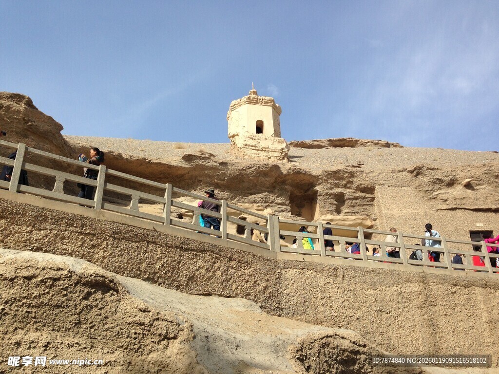 敦煌莫高窟游客参观景象