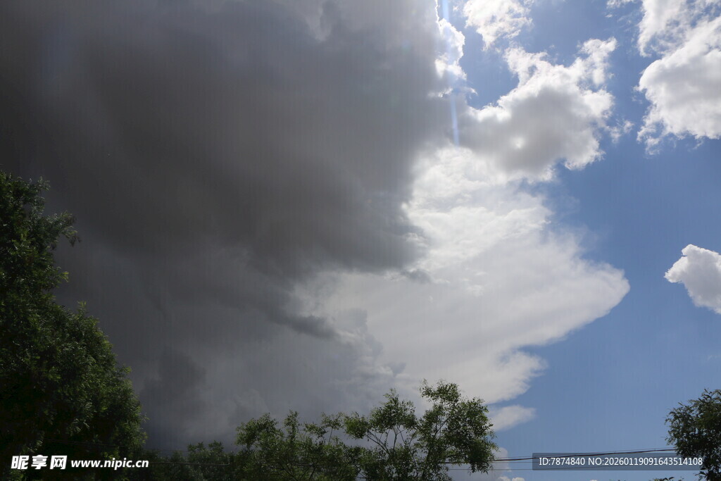 乌云压境的天空景象