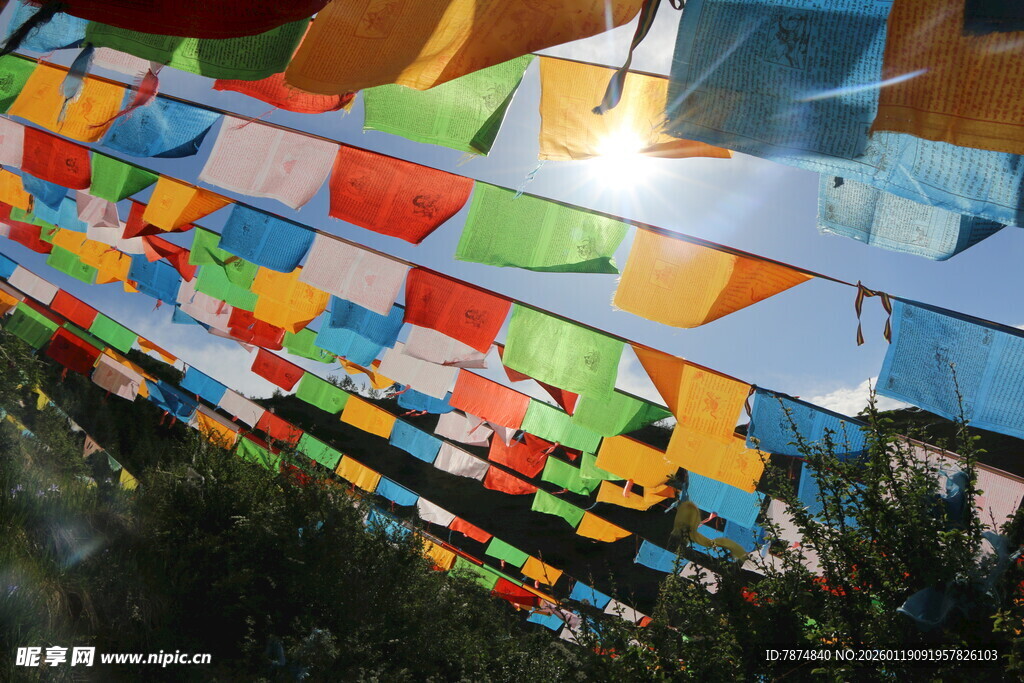 五彩经幡随风飘扬