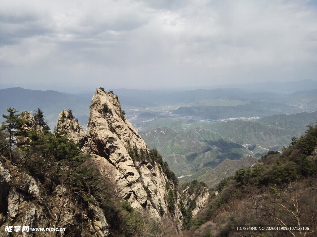 巍峨山峰俯瞰广袤大地