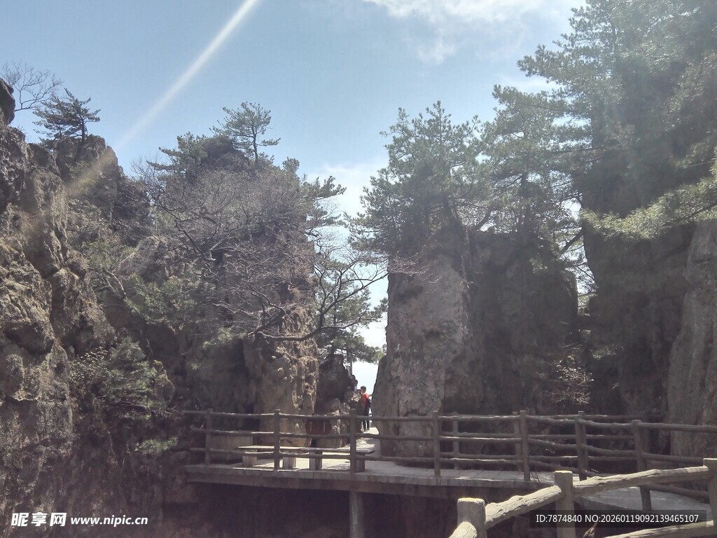 山间木栈道上的徒步者