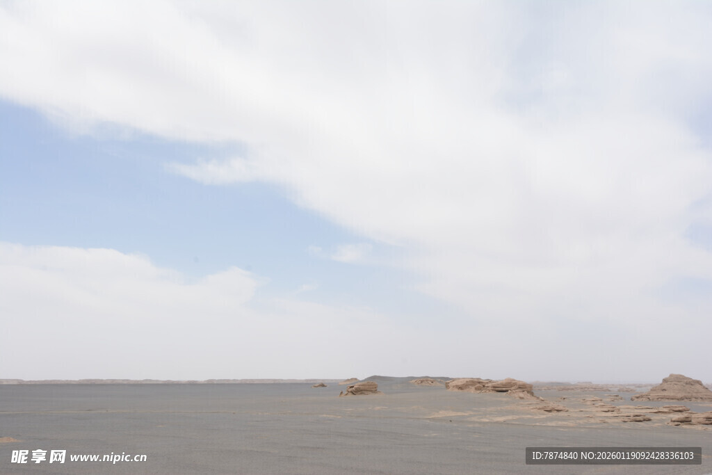 海边风景 远处礁石与蓝天