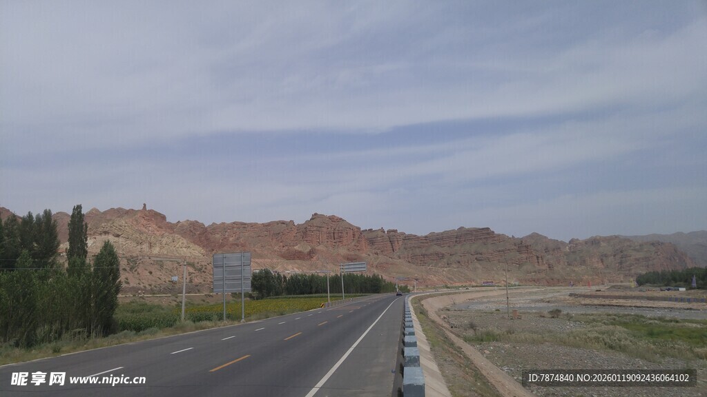 公路穿行于广袤荒凉之地