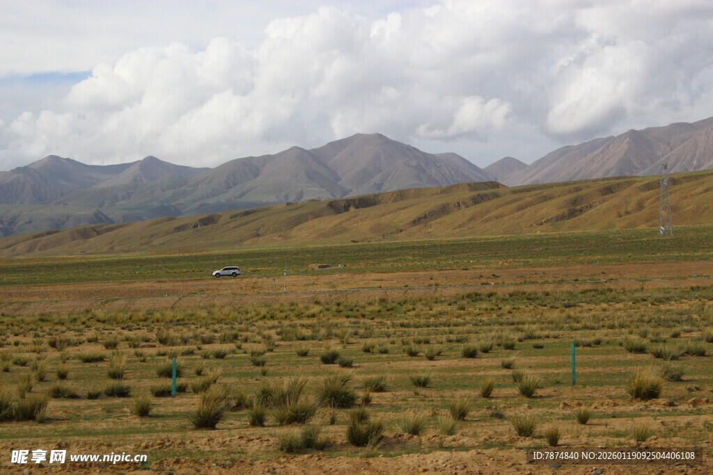 广袤草原与远处山峦景观