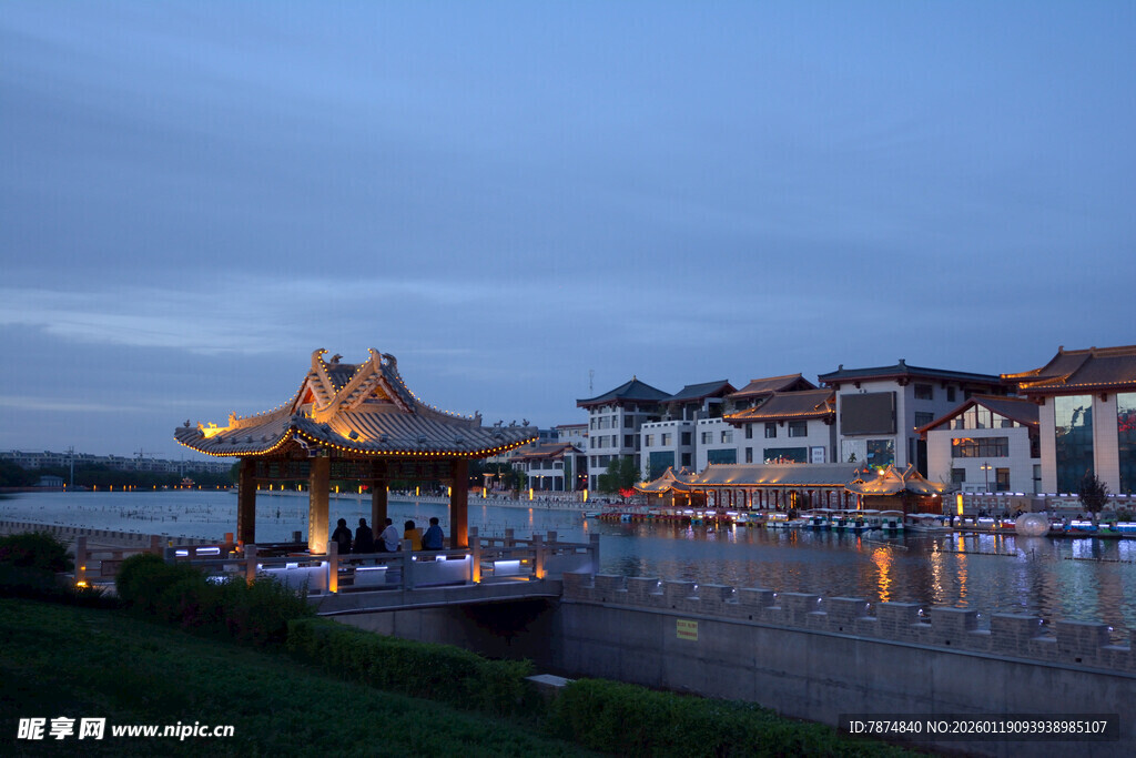 湖畔黄昏中式亭台美景