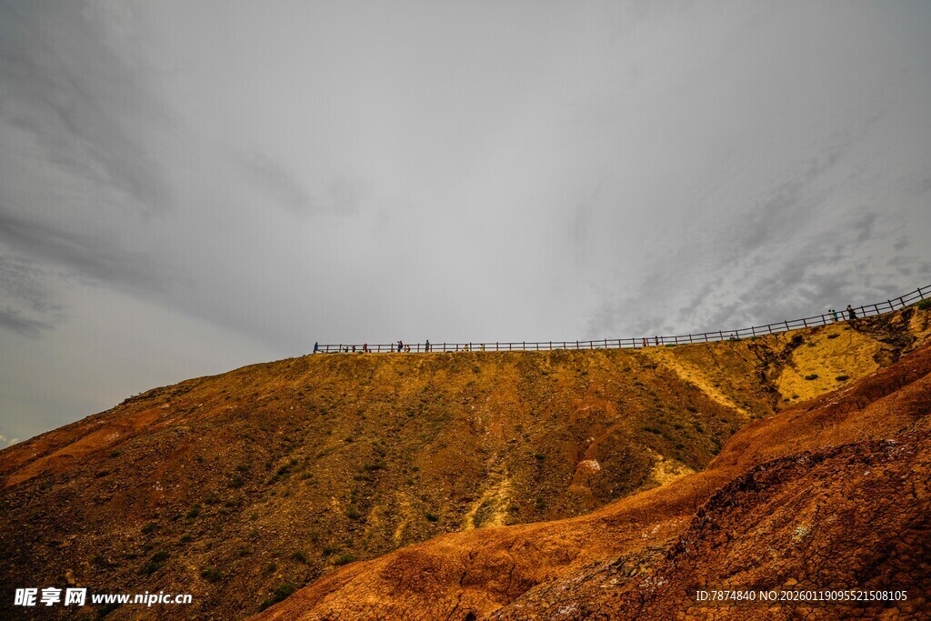 黄昏下的山丘景色