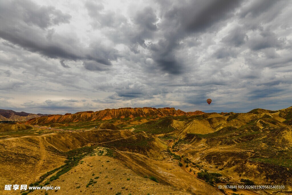 壮丽山谷间的多云景观