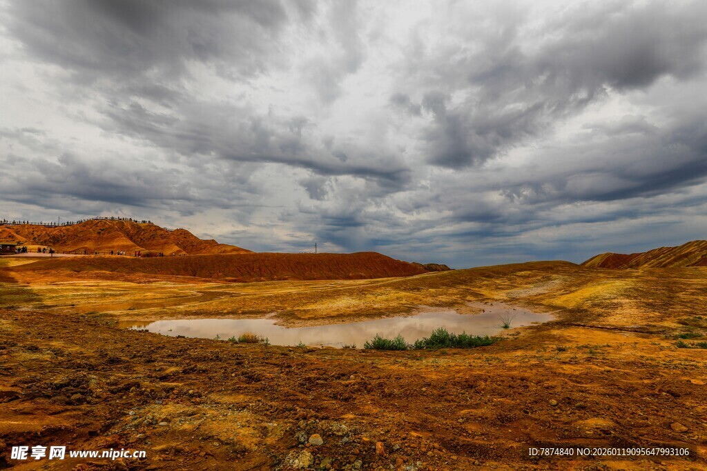 荒漠中的静谧水域景观
