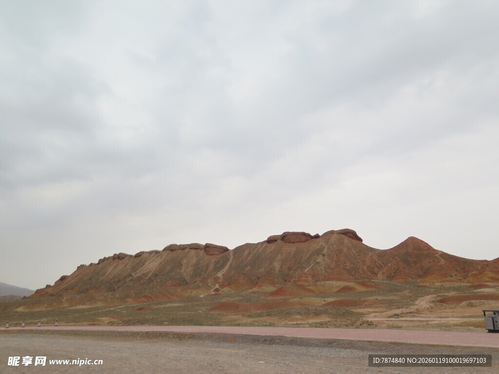 荒漠中的起伏山丘