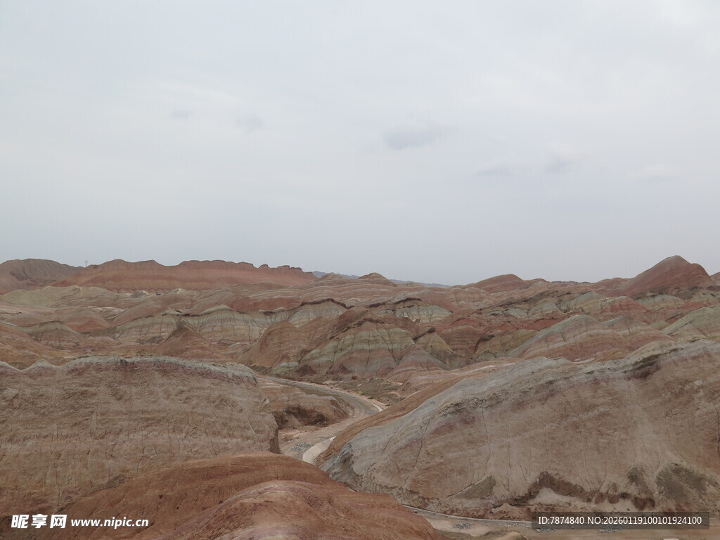 荒凉多变的戈壁地貌景观