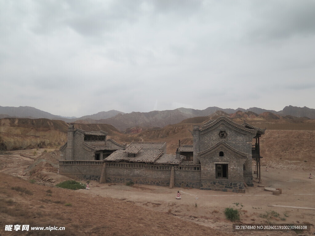 荒漠中的破旧房屋遗迹