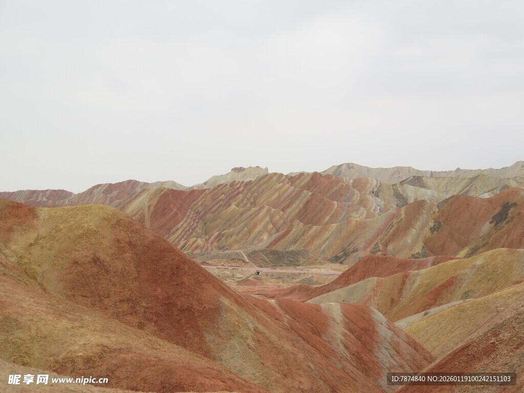 七彩斑斓的壮丽丹霞地貌