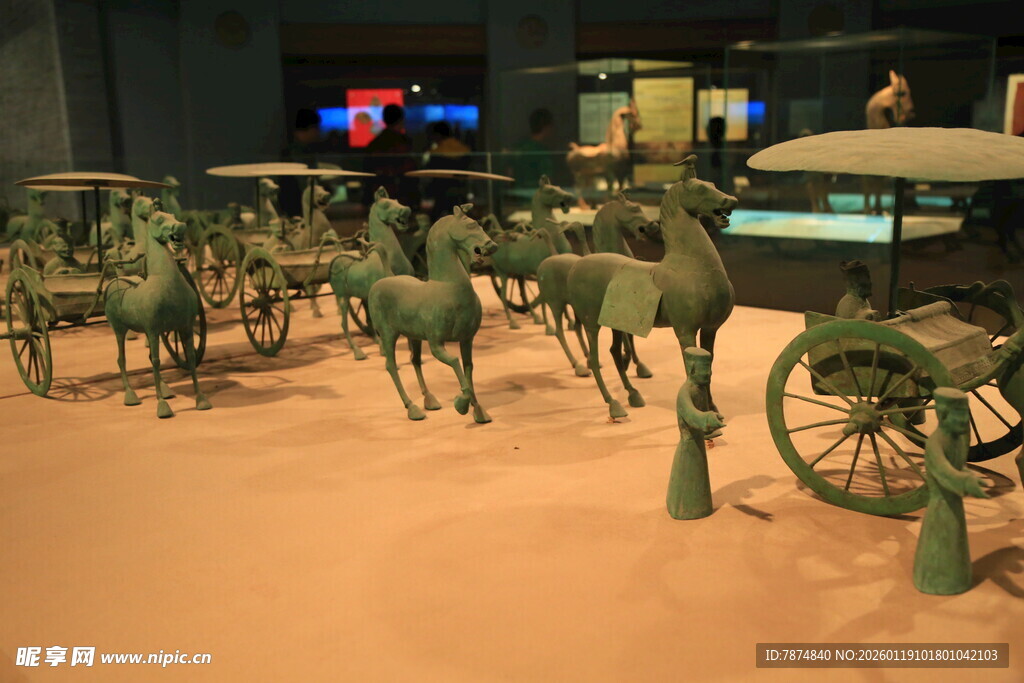 青铜车马仪仗俑群展示