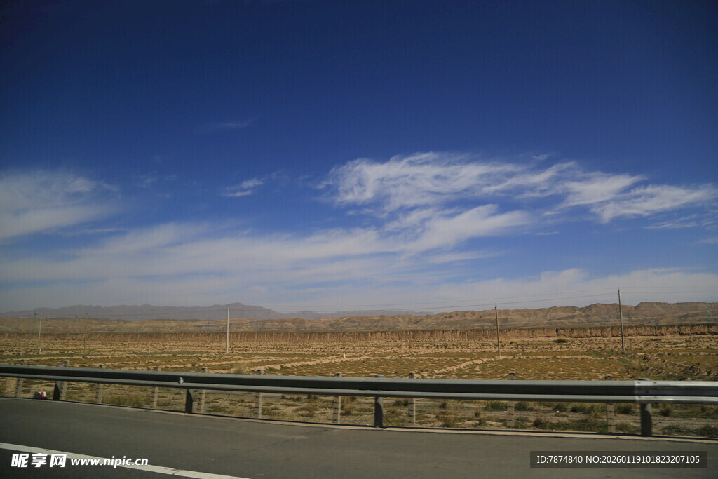 公路边的开阔蓝天与原野