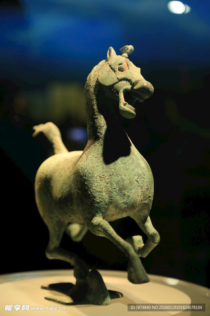 青铜奔马