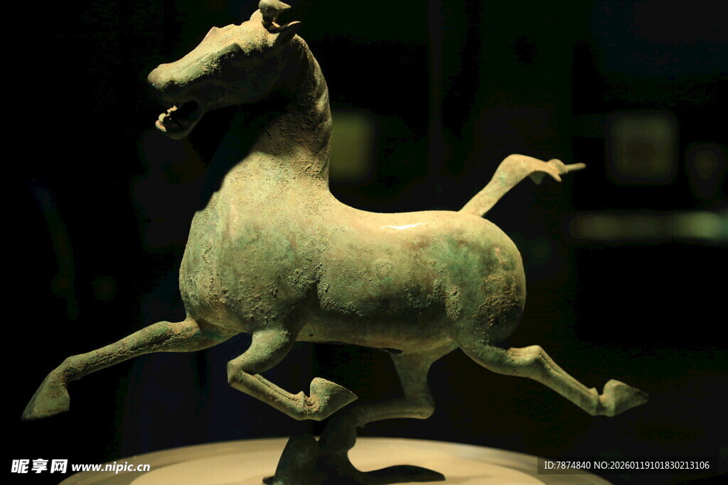 青铜奔马雕塑