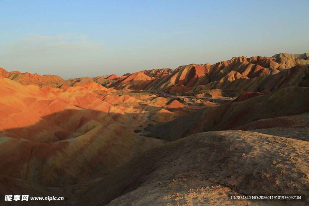 七彩斑斓的壮丽丹霞地貌