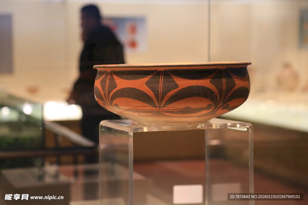 古代彩陶盆展示于展柜中