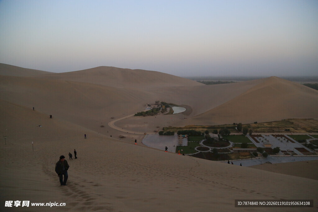 沙漠中的绿洲与徒步者