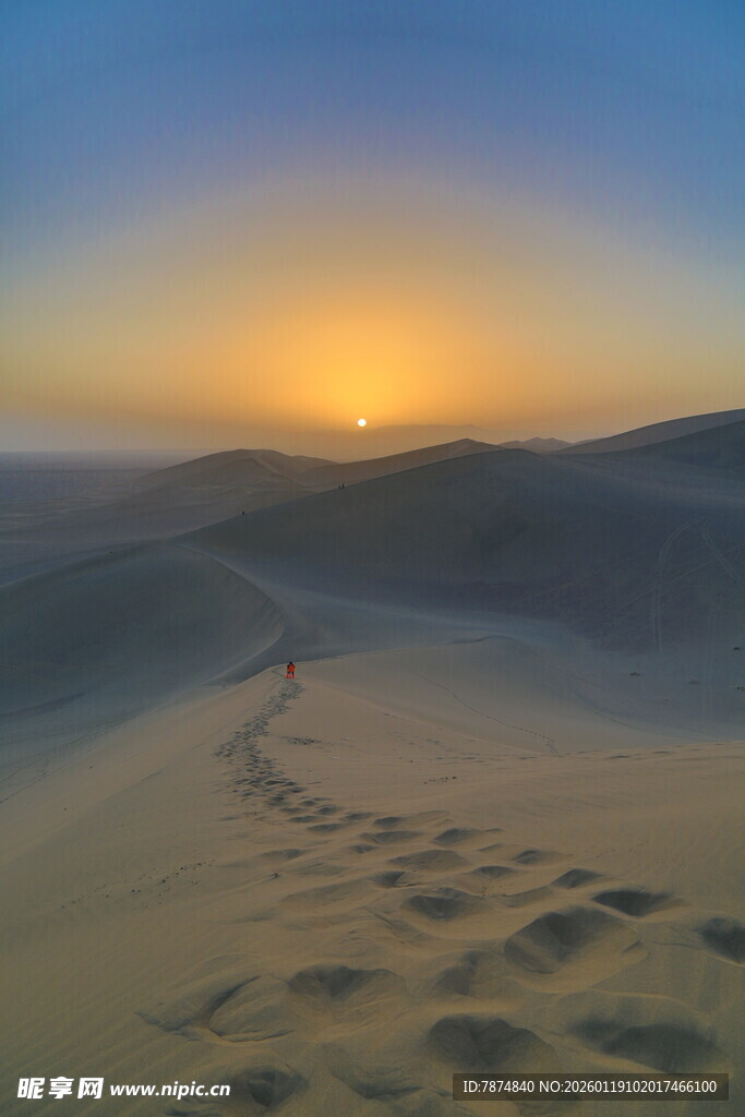 沙漠落日下的足迹