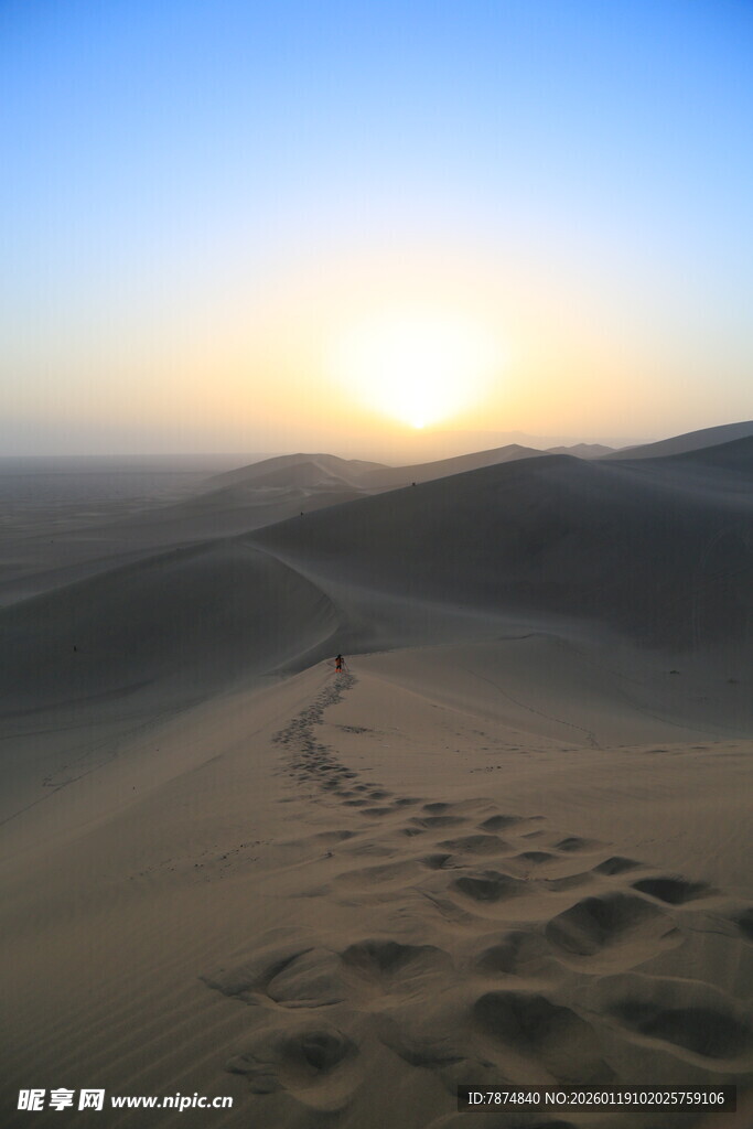 沙漠日出下的足迹
