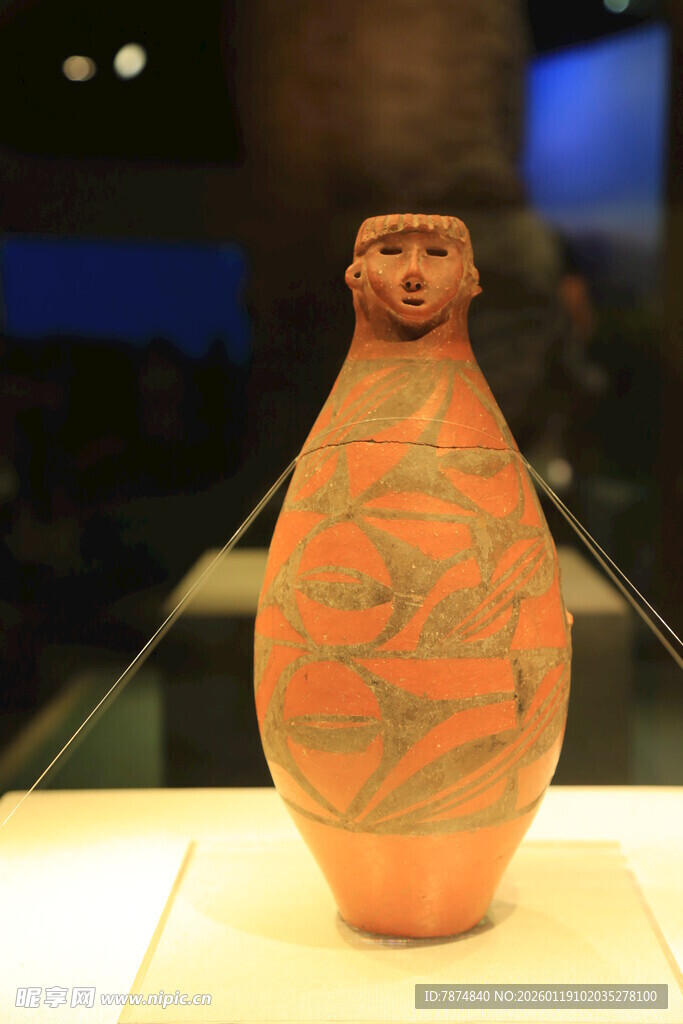 远古彩陶人首瓶