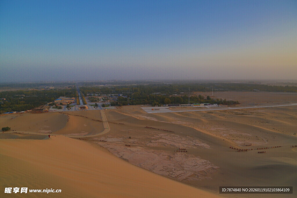 广袤田野上的村庄景象