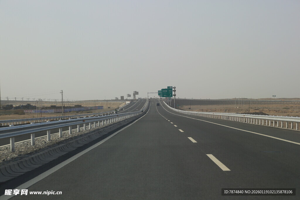 空旷公路延伸向远方