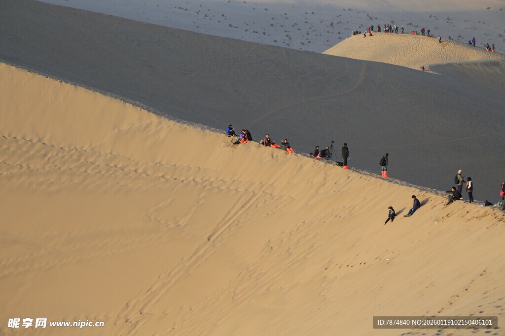 沙漠徒步队伍攀登沙丘