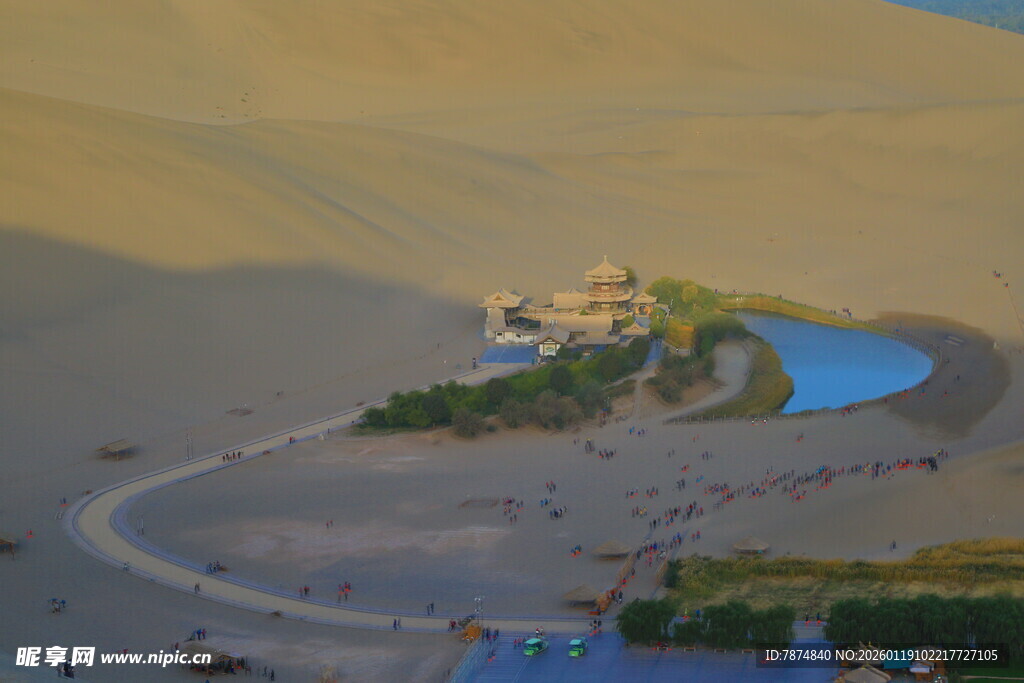 沙漠中的绿洲与蜿蜒道路