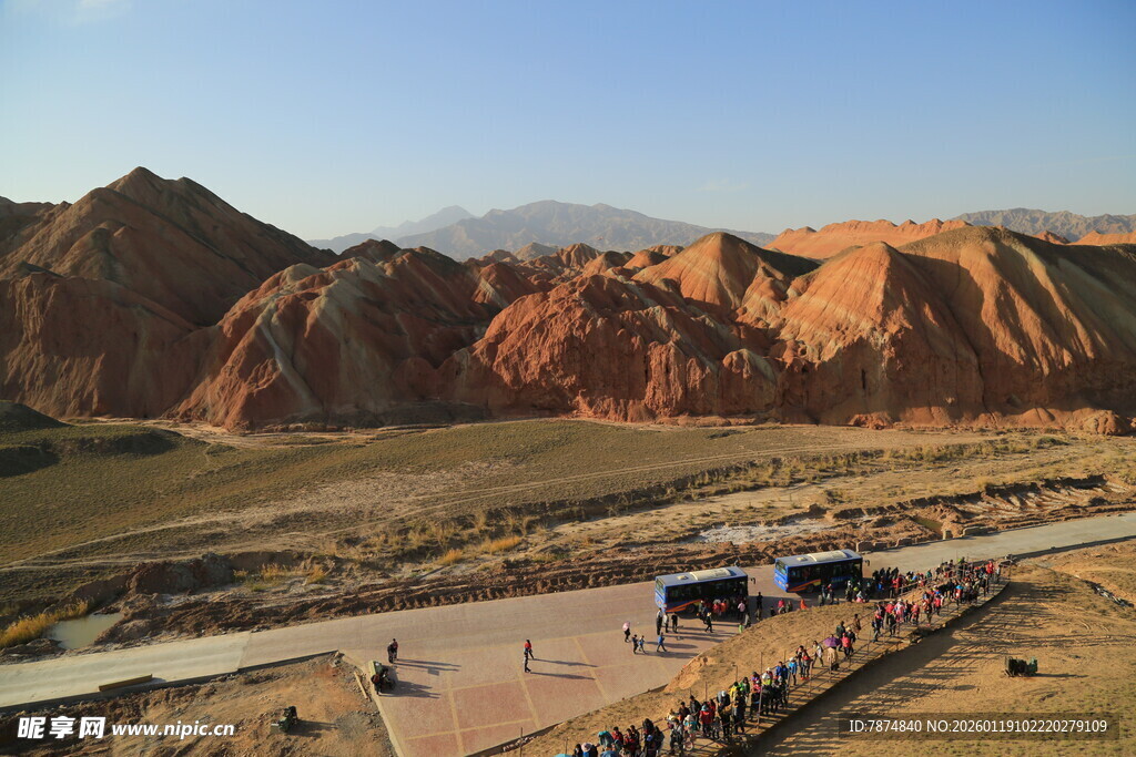 壮丽丹霞地貌下的游人景象