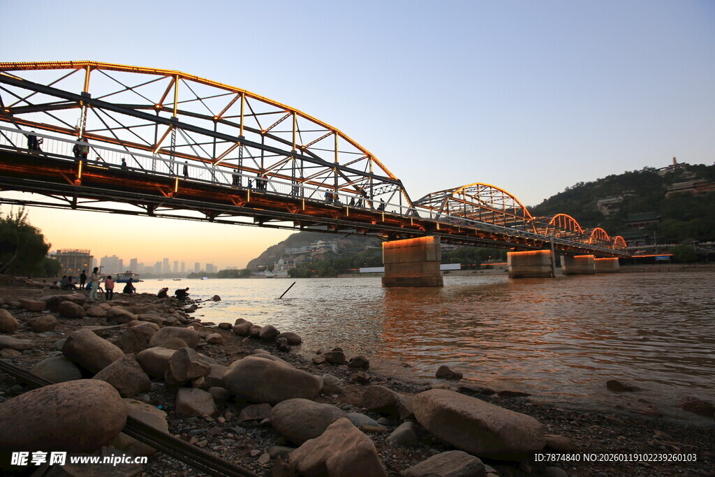 夕阳下的跨河桥梁景观
