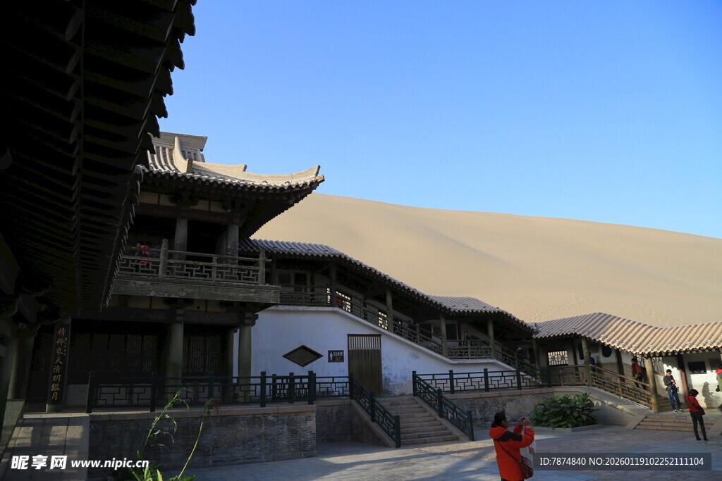 敦煌月牙泉畔古建筑景观