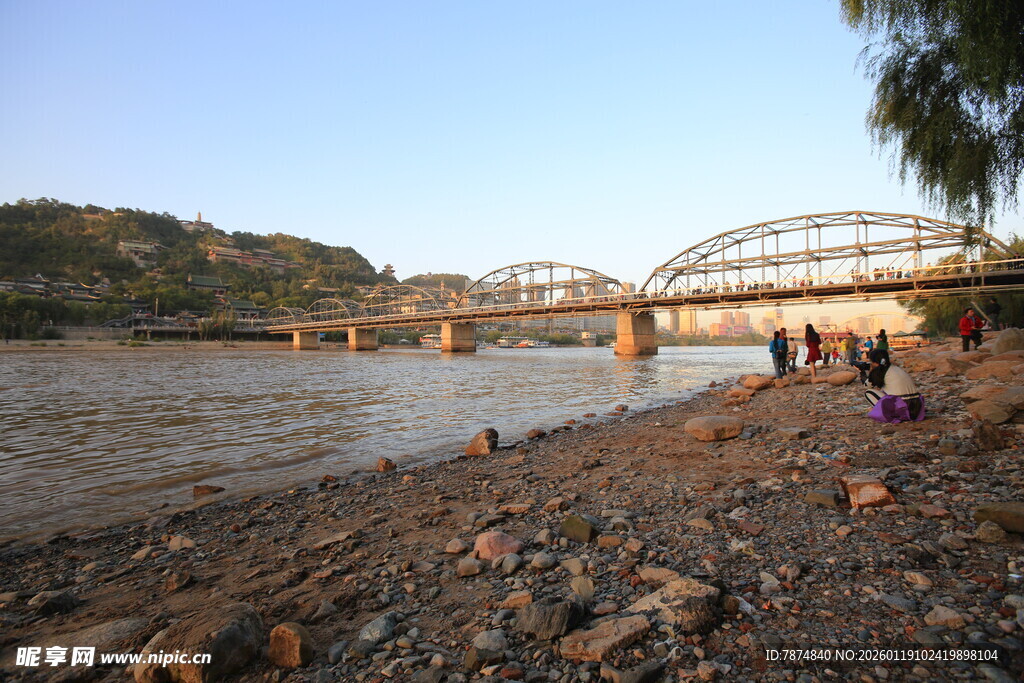 河畔桥梁下的休闲场景