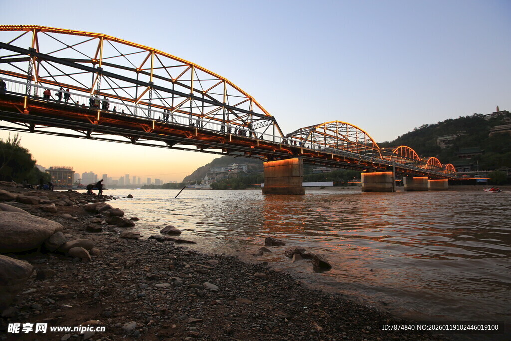 黄昏下的江畔钢铁大桥