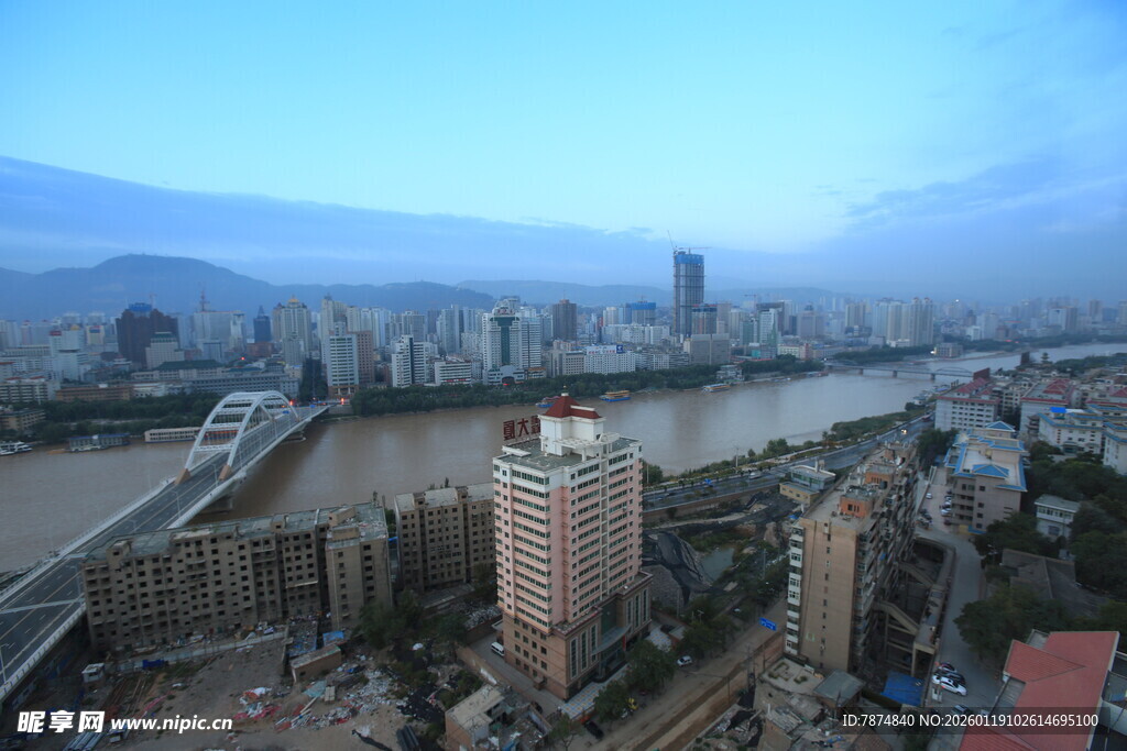 城市河畔全景风光