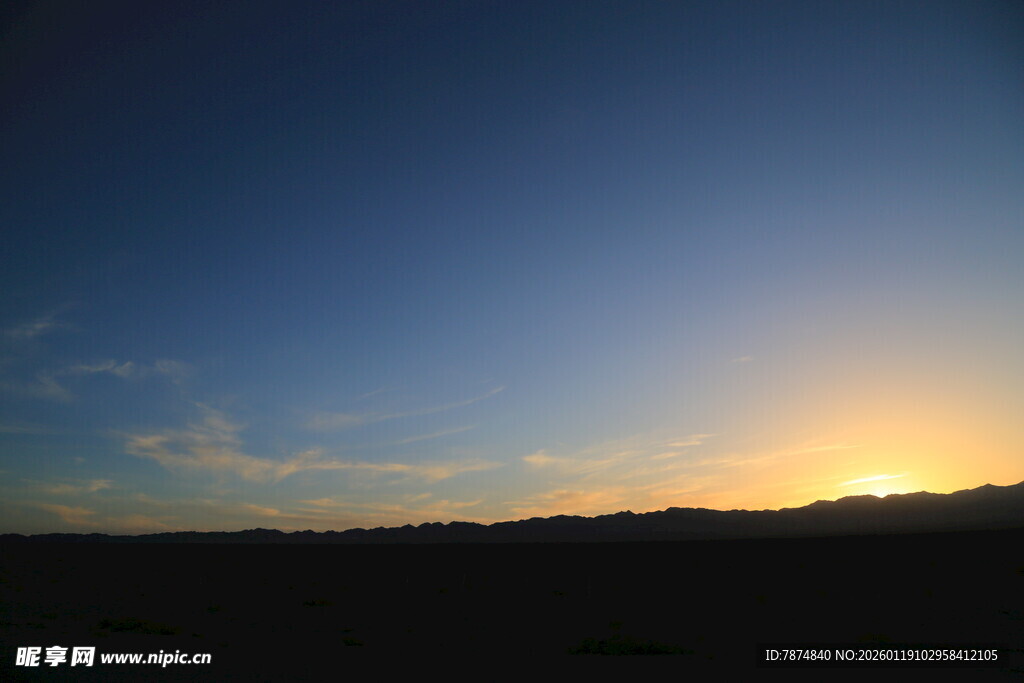 日落时分的旷野美景