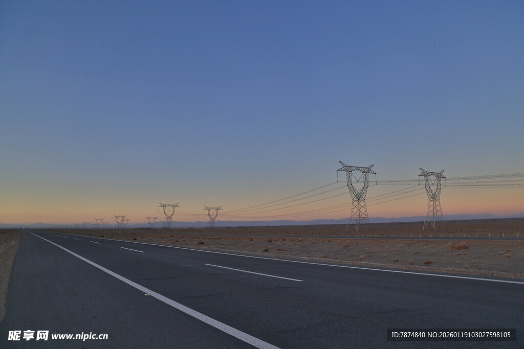 公路尽头的电力设施景观